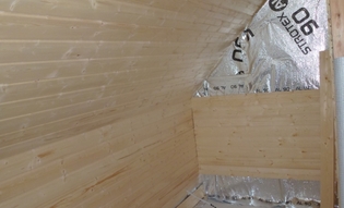 В помещениях, подверженных повышенной влажности (кухня, ванная), мы используем водонепроницаемые панели (ГКБИ)