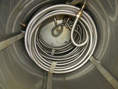 Для того чтобы из трубы сделать спираль, необходимо подобрать цилиндрическую форму, в роли которой может выступать бревно или емкость