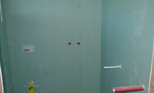 В состоянии застройщика стены изнутри могут быть покрыты гипсокартоном и окрашенными в белый цвет гипсокартоном или панелями - на этом рисунке в котельной у нас есть огнеупорная плита (GKF)