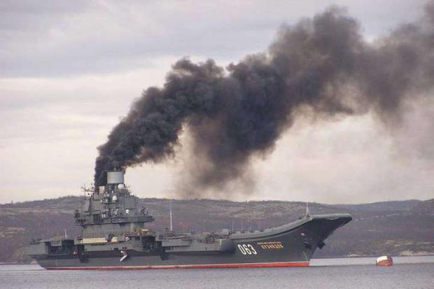Авианосец Адмирал Кузнецов сильно дымит из-за топлива